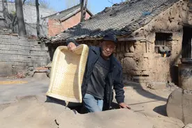 河南农村大爷编簸箕60年，自称最怕吃胖，胖了就弯不下腰了图片