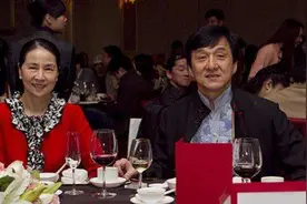 成龙老婆很普通啊，林凤娇脸干瘦太显老，在人群中气质更不起眼！图片