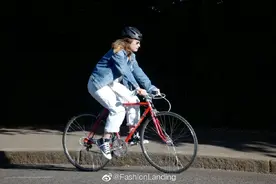 莉莉·詹姆斯和男朋友骑单车，白衣白裤搭牛仔外套，休闲又清新图片