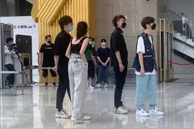 《创3》快闪路演，鹿晗黄子韬宋茜街头打闹，毛不易像个局外人图片