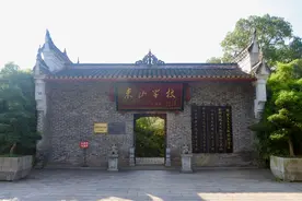 他与毛泽东同窗，和高尔基共事，为列宁护灵，最早向世界宣传鲁迅图片