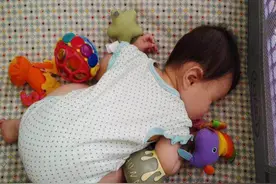 6个月后宝宝晚上频繁醒来吃奶，不一定是饿，更可能是这5个原因图片