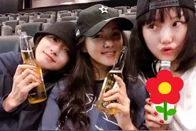 伊能静万茜黄龄重聚，获刘亦菲请客看电影！姐妹聚会喝啤酒好惬意图片