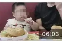 3岁女童当吃播，被父母喂到70斤，别把钱和孩子放到一个天平上图片
