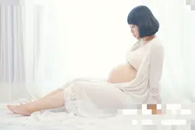 美国举办“孕妈选美”大赛，通过展示自己肚子，评选“最美孕肚”图片