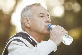 喝热水兑冷水对身体有什么伤害？多数人都忽略了这一点图片