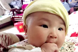 宝宝吃手变聪明还是变丑，家长到底要不要阻止？需分情况区别对待图片