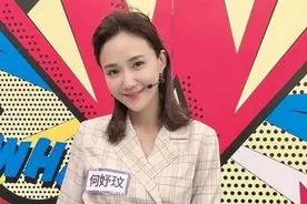 43岁女星与富商离婚后抓壁虎给女儿当宠物，为赚钱愿生吞青蛙图片