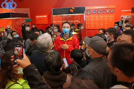 “双料冠军”谈夺冠：那不仅仅是奖杯和奖牌 它比我的生命更重要图片