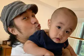 48岁古巨基晒1岁儿子，大眼呆萌像爸爸，一家同框却像祖孙三代图片