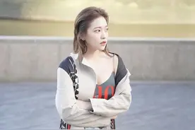 金艺琳（Yeri）私服更新晒街拍图片，甜美穿搭，眼神太迷人了图片