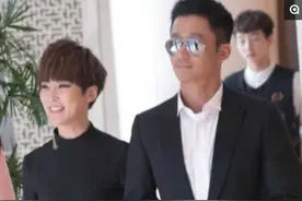 吴京谢楠夫妻两人挽手出席活动，网友：天下男人的标杆图片