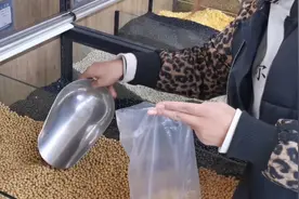 一直被忽视的腥味饵料，超市3元就搞定，冬钓鲫鱼拉到手软图片