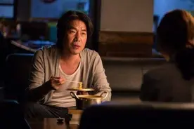 女孩爱上大叔，并为他生孩子，记者前去采访，女孩：我是自愿的图片