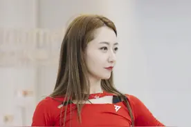 白冰的训练服也很时髦，红色“束身”上衣配运动裤，堪比元气少女图片