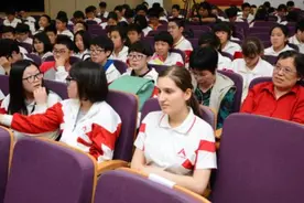 老外人大附中门口采访，测试学生英语水平，感受来自海淀的暴击图片