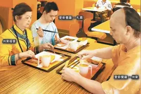 多尔衮十世孙梳着阿哥头，拒绝娶汉女，表示故宫是他家的图片