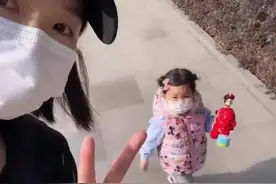 李亚男带大女儿去散步，2岁Gabby活泼可爱，小奶音超萌图片