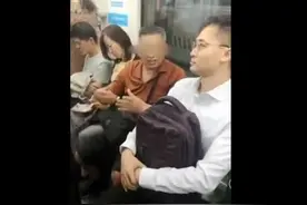 大爷地铁随地吐痰，小伙上前制止反被“教育”：只怪地铁没痰盂图片
