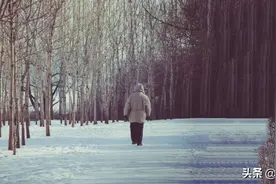 这首歌唱哭100万人：妻子葬身火海后，他在漠河舞厅苦等了34年图片