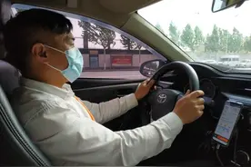 郑州一网约车司机“五一”不停岗！他的这个习惯，曾帮很多乘客及时找到了失物图片