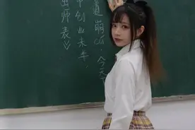 95后老师穿JK制服上课，家长好心提醒，老师回怼：我愿意你管不着图片