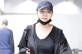 五六十岁女人别穿T恤+短裤，看宋丹丹就知道，大妈气质全跑出来了图片