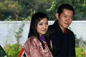 30岁不丹王后放松警惕，默许国王搂她小腰，夫妻终于和好如初图片