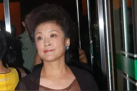 70岁宋春丽容光焕发，亮片裙配黑色披肩，气质硬朗好似老干部图片