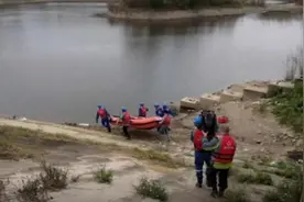 痛心！5岁双胞胎玩耍不幸溺亡，奶奶过度自责，避开家人跳河自尽...图片