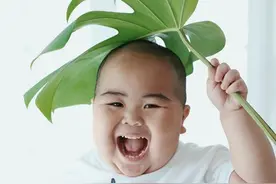 他4岁就成国民偶像，凭借表情包吸300万ins粉，真的可爱炸了图片