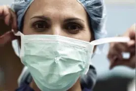 沙特小男孩检测新冠，棉签在鼻腔折断，做手术取出，隔天突然死亡图片