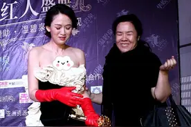 太可爱了吧，陈乔恩在红毯上摔跤，不仅不尴尬，还挺招人喜欢的图片