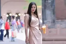 夏日街拍：开叉式裙子，小编很喜欢图片