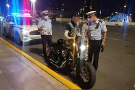 炫酷“炸街” 男子，你——违法了！图片