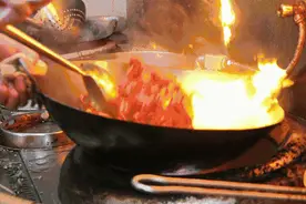不粘锅一大“骗”！家里选炒锅，别被商人的伎俩，蒙蔽了你的双眼图片
