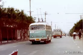 北京几十年前的公交车，每辆都满载回忆图片
