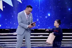 汪涵儿子综艺首露脸，颜值突出酷似爸爸，老父亲全程注目满眼爱意图片