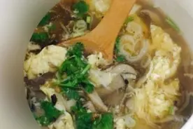 家常菜精选：蘑菇鸡蛋汤、香菇卤肉面、煎泥鳅、红烧鸡爪图片