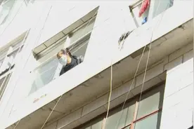 记者探访伍家村：探出窗户的半个身影图片