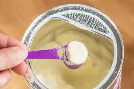 “冲奶粉”看似简单，大意的话就会导致宝宝生病，教你正确冲奶粉图片