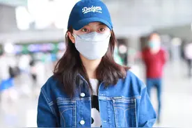 赵今麦这身材是真的？穿长款T恤配黑色紧身裤，臀部曲线也太翘了图片