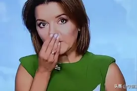 乌克兰美女主播直播时门牙掉了，仍淡定继续播报，俄网民借机挖苦图片