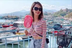 阔太李念也太少女了，穿露脐装+“及臀裤”出游，细腰细腿真显嫩图片