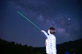 小时人物│杭州女工程师放弃高薪转行“追星”：人们都会向往诗和远方，最远的远方是宇宙图片