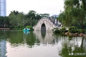 长安公园是情侣约会圣地，下班高峰期公园内都会有成双成对情侣图片