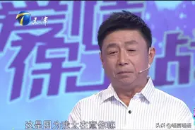 61岁大叔追求浪漫，想当众拥吻老伴520秒，老伴黑脸：老不正经图片