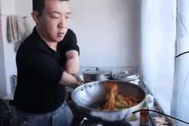 他双臂截肢，却能切菜颠勺刺绣，还娶妻生女上了央视！这小伙是咱黑龙江的图片