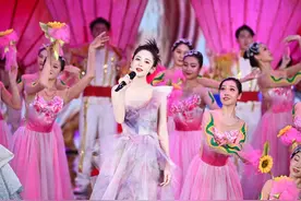 娜扎穿仙女裙再登央视！被指发胖后迅速瘦身，和张天爱同台比美图片