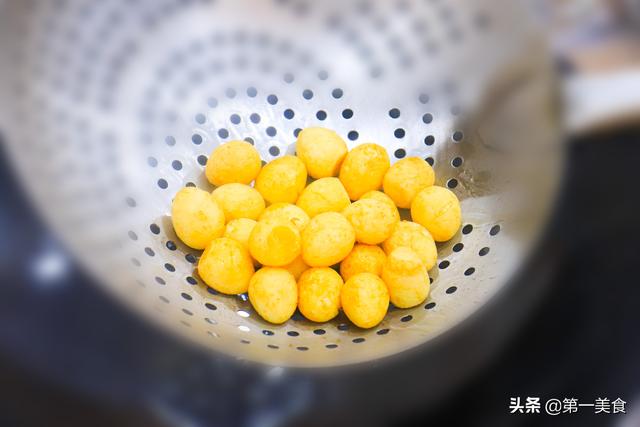 鹌鹑蛋的简单好吃做法，一蒸一炸，淋一罐啤酒慢慢烧，越吃越香